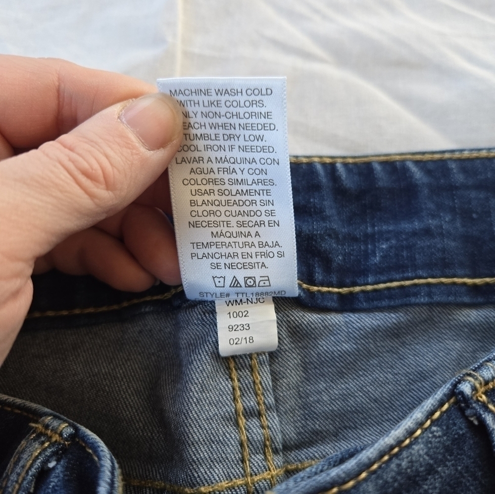 Time and Tru  dark wash denim rolled hem distressed Bermuda Jean shorts 4 - Picture 6 of 9